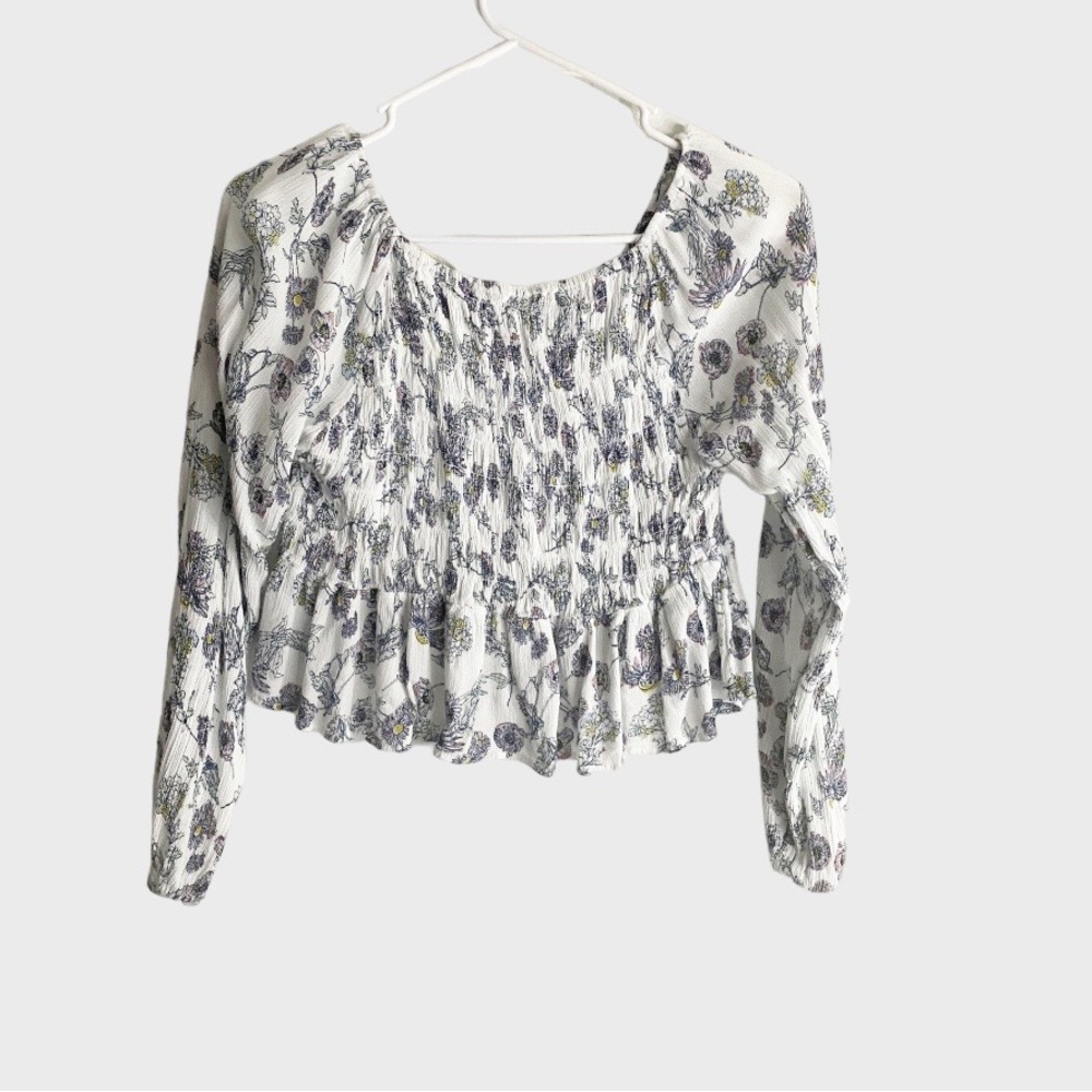 Never been worn, pretty floral and size M